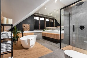 Douche, sèche-cheveux, bidet, serviettes fournies
