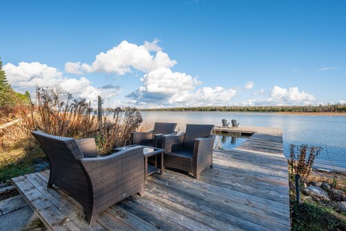 Starlight Shores - Serene Lakefront Retreat: Explore and Unwind