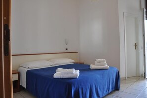 Minibar, escritorio, espacio para trabajar con laptop y ropa de cama 