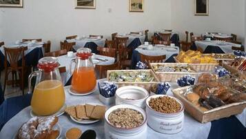 Daily continental breakfast (EUR 20 per person)