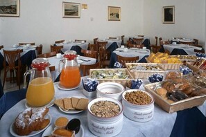 فطور أوروبي يوميًا بتكلفة قدرها (20 EUR للشخص)