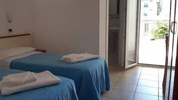 Camera Standard Matrimoniale/Doppia con Letti Singoli | 1 bedroom, minibar, desk, laptop workspace