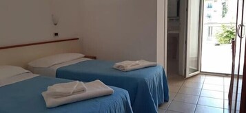 Minibar, escritorio, espacio para trabajar con laptop y ropa de cama