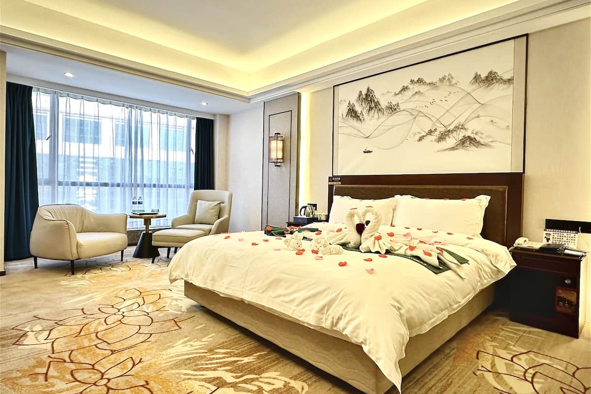 Couple Queen Bed Room | 1 bedroom, Egyptian cotton sheets, premium bedding, down comforters