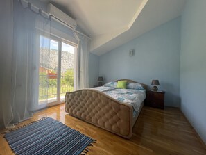 3 chambres, fer et planche à repasser, lit de bébé portatif