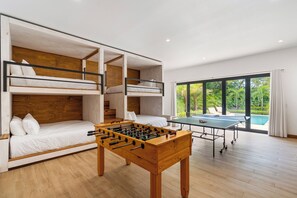 5 habitaciones, escritorio y tabla de planchar con plancha 