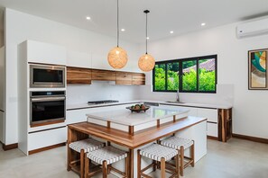 Refrigerador, microondas, horno, placa de cocina
