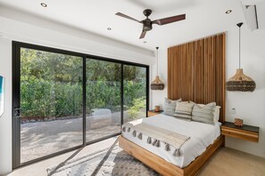 8 quartos, escrivaninha, ferros/tábuas de passar roupa, berço de viagem