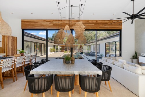 Private Pool, Beach club access, Large Modern luxury home, 7 Bedrooms