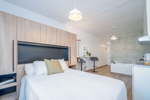 1 bedroom, free WiFi, bed sheets - Renovated studio with Jacuzzi and views of the Gulf of Roses (Empuriabrava)