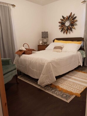 Standard Room | Bed sheets - Super Comfy Room at a Great Location  (Detroit)