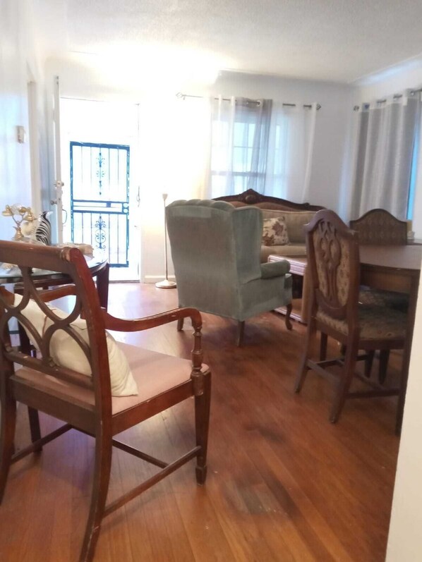 Living area - Super Comfy Room at a Great Location (Detroit)