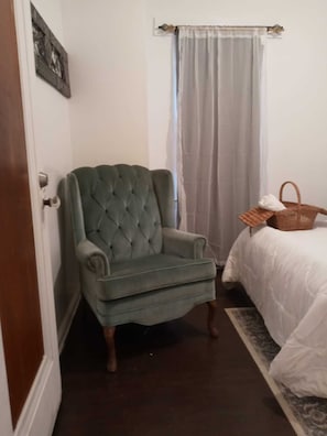 Standard Room - Super Comfy Room at a Great Location (Detroit)