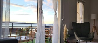 Spacious apartment with pool, balcony, parking and wifi in Publier