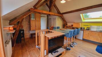 Een koelkast, een microgolfoven, een vaatwasser