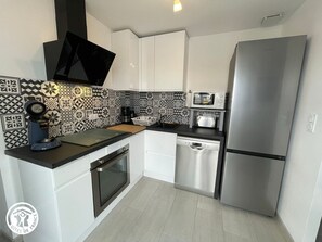 Kühlschrank, Mikrowelle, Ofen, Geschirrspüler