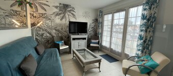 Beachside House with Private Garden, 3 Bedrooms, and Close to Forest