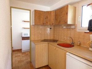 Microwave, stovetop, dishwasher, coffee/tea maker