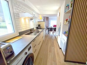 Microwave, stovetop, dishwasher, coffee/tea maker - Duplex T3 pour 6 avec balcon sud, parking et casier à skis à Saint-Lary-Soulan (Saint-Lary-Soulan)