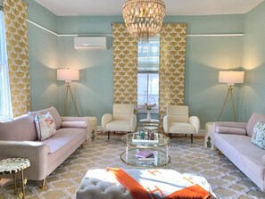 Smart TV, offices - The Pop Inn - Your Ultimate Getaway (Charlottesville)