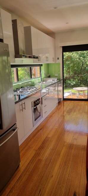 Private kitchen - 5 minutes walk to the beach enjoy the sea breeze!! (Tootgarook)