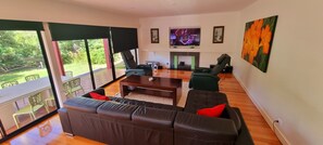 Living area - 5 minutes walk to the beach enjoy the sea breeze!! (Tootgarook)