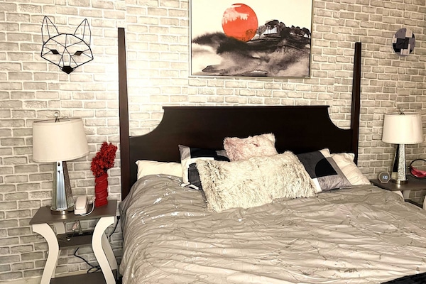 Fully Updated Bedroom w Super Comfy King Bed