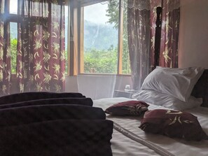 Panoramic Double Room | Laptop workspace, free WiFi - Cwmbale Eco-Tourist Lodge (Mbale)