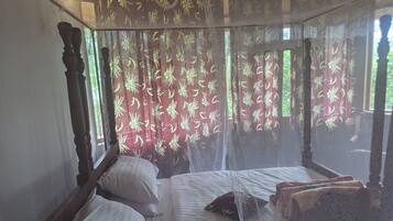 Laptop workspace, free WiFi