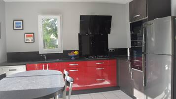 Réfrigérateur, micro-ondes, four, plaque de cuisson