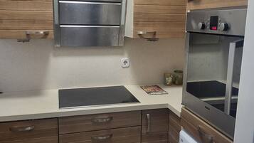 Kühlschrank, Ofen, Geschirrspüler, Wasserkocher