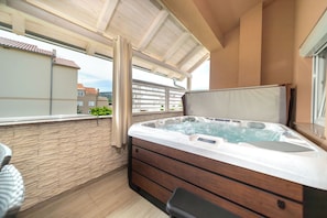 Indoor spa tub