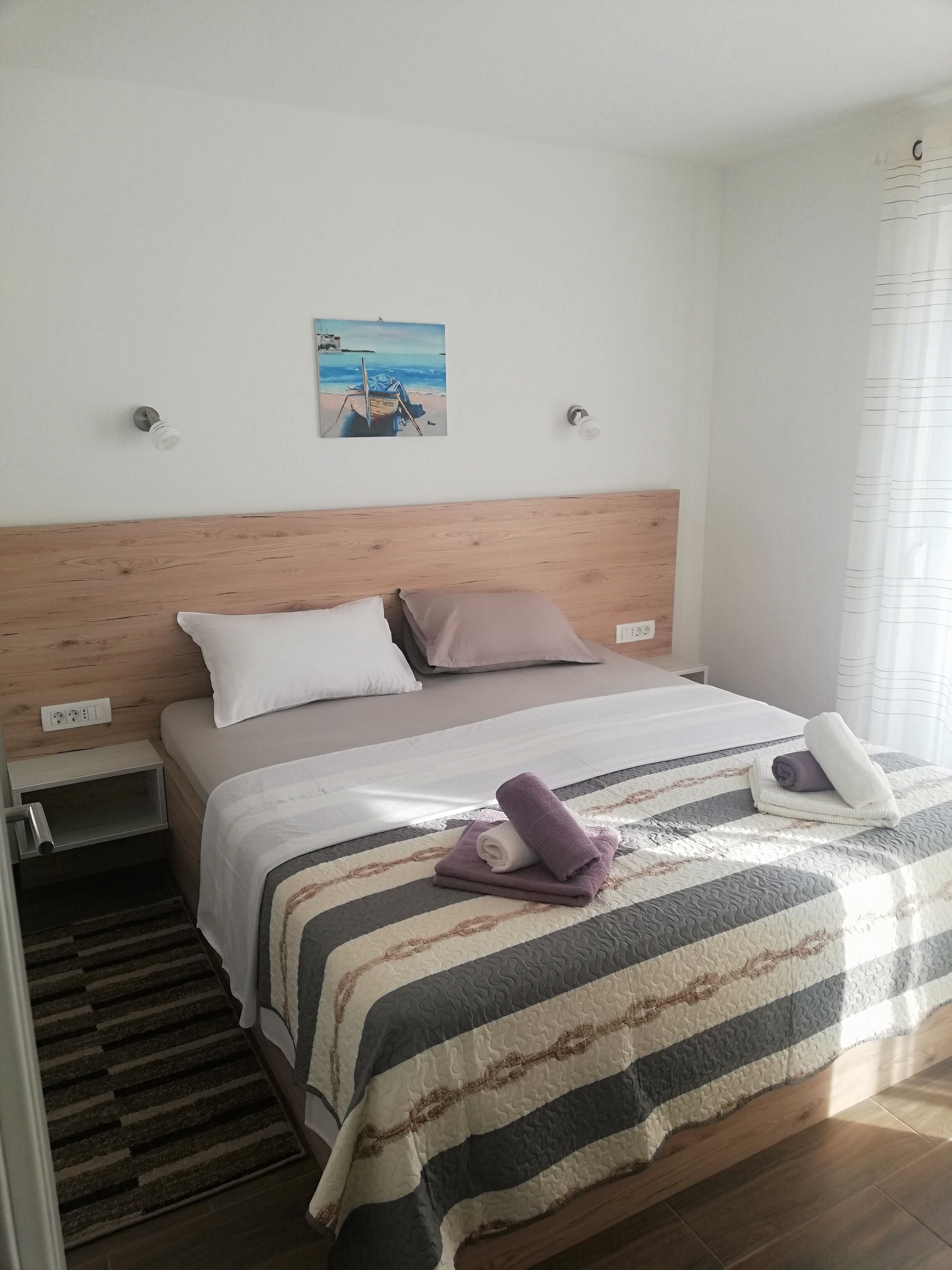 2 عدّة غرف نوم ومكواة/لوح كي وواي فاي وملاءات أسرّة