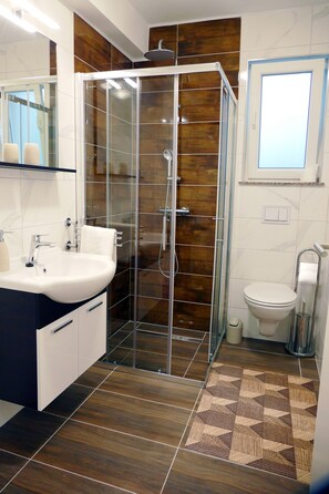 ヘアドライヤー、タオル、トイレットペーパー