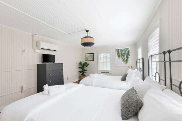 5 bedrooms, iron/ironing board, travel crib, WiFi - Cannon Collective | 5BR Historic Home Downtown! (Charleston)