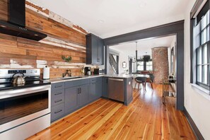Réfrigérateur, four à micro-ondes, un four, surface de cuisson