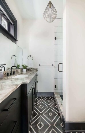 Shower, hair dryer, towels, shampoo - Emerald House | 4BR Charleston Charm Near King St! (Charleston)