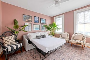 6 bedrooms, iron/ironing board, WiFi, bed sheets