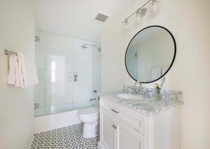 Douche, séchoir à cheveux, serviettes fournies