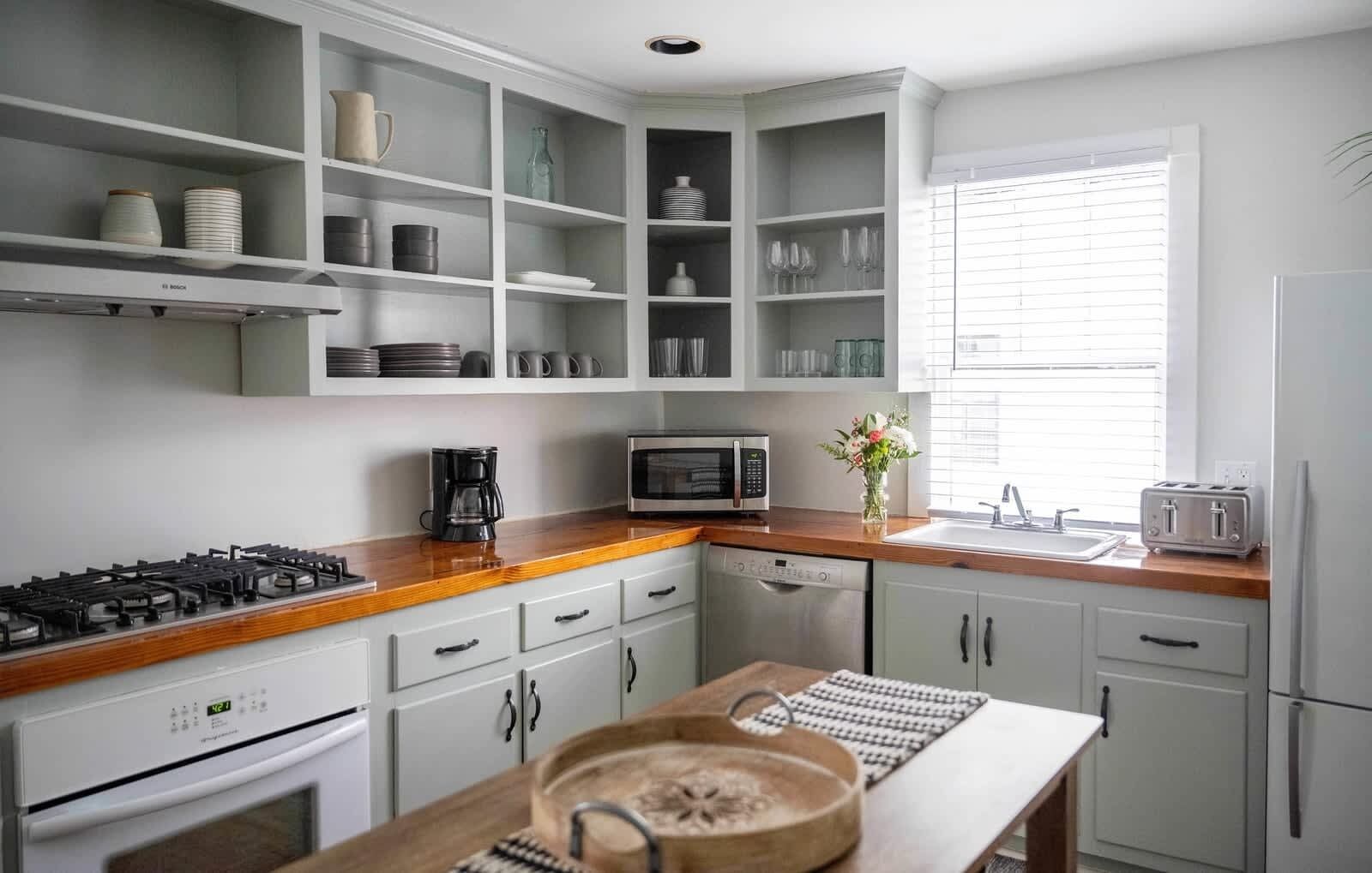 Kjøleskap, mikrobølgeovn, ovn og kokeplater