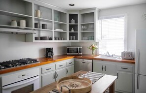 Fridge, microwave, oven, stovetop - Renovated 2BR Downtown Gem Near King (Charleston)