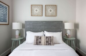 2 bedrooms, iron/ironing board, travel cot, WiFi - Renovated 2BR Downtown Gem Near King (Charleston)