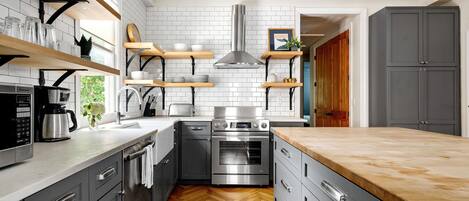 Kylskåp, mikrovågsugn, ugn och spishäll