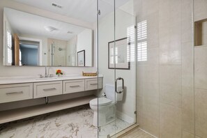 Shower, hair dryer, towels - Prime Access to King Street - Downtown 2 Bedroom! (Charleston)