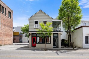 Exterior - Prime Access to King Street - Downtown 2 Bedroom! (Charleston)