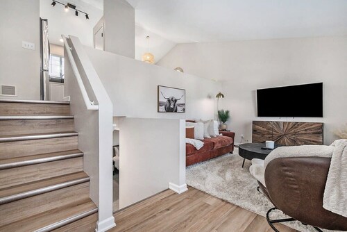 Elegant Escape-Fenced Yard, BBQ & Cozy Fire Pit!