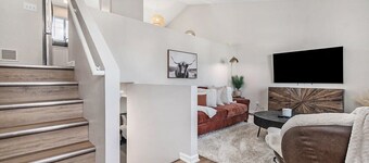 Elegant Escape-Fenced Yard, BBQ & Cozy Fire Pit!