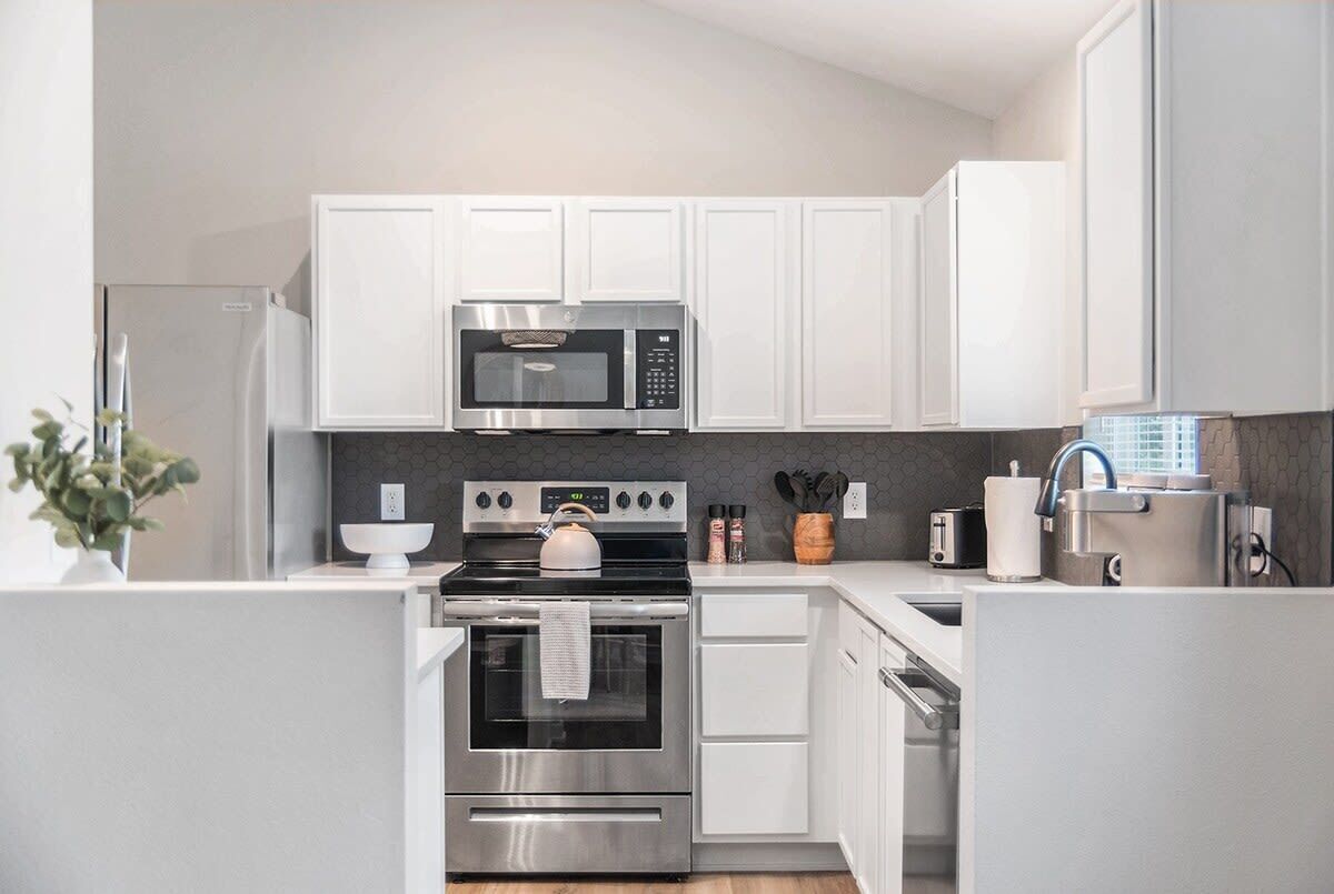 冷蔵庫、電子レンジ、オーブン、コンロ