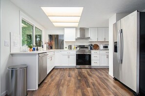 Fridge, microwave, oven, stovetop - Cozy & Elegant Gem, Fenced Yard, BBQ & Games! (Omaha)