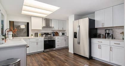 Cozy & Elegant Gem, Fenced Yard, BBQ & Games!